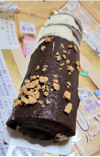 「ヤマザキ ロールちゃんにチョコかけちゃいました チョコクリーム＆クランチ 袋1個」のクチコミ画像 by たくすけさん