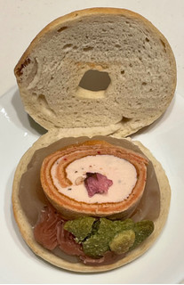 「TAKUMI BAGLE さくらロールケーキサンド 1個」のクチコミ画像 by パン太郎さん