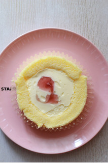 「ローソン Uchi Cafe’ SWEETS×八天堂 かすたーど苺ロールケーキ」のクチコミ画像 by HALlululuさん