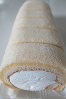 「ローソン もち食感ロール 北海道産生乳入りクリーム」のクチコミ画像 by キックンさん