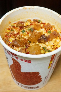 「明星食品 モード学園コラボ 七味もうぶっかけといた肉うどん 甘辛濃醤油 カップ97g」のクチコミ画像 by かぶぞうさん