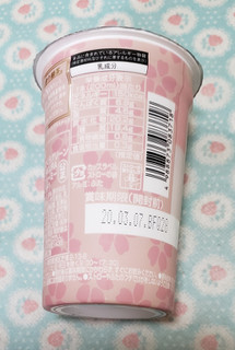 「ローソン Uchi Cafe’ SWEETS ミルク生まれのさくらグリーンティーラテ」のクチコミ画像 by みにぃ321321さん