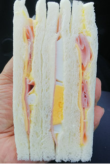 「ローソン ハムチーズたまごサンド」のクチコミ画像 by モーパパさん