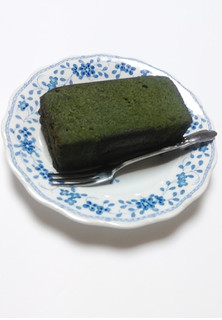 「ファミリーマート FAMIMA CAFE＆SWEETS 濃い色抹茶のパウンドケーキ」のクチコミ画像 by レビュアーさん