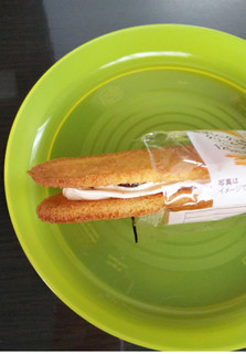 「ファミリーマート 香ばしいクッキーのクリームサンド レーズン」のクチコミ画像 by レビュアーさん