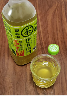 「サントリー 緑茶 伊右衛門 寝かせ茶葉入り ペット525ml」のクチコミ画像 by みにぃ321321さん