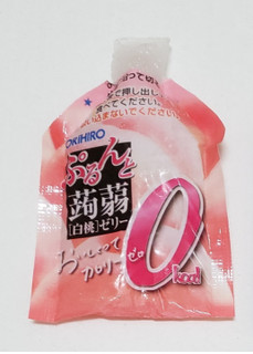 「オリヒロ ぷるんと蒟蒻ゼリー白桃 カロリーゼロ カップ130g」のクチコミ画像 by みにぃ321321さん