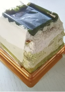 「オランジェ 6層のたっぷり抹茶ミルクケーキ パック1個」のクチコミ画像 by シロですさん