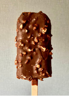 「明治 マカダミアチョコレートアイスバー 袋95ml」のクチコミ画像 by カスタード ホイップさん