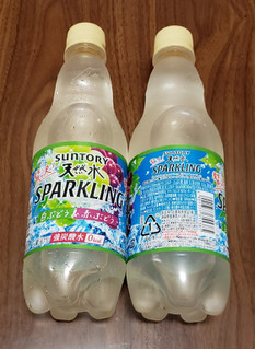 「サントリー 贅沢天然水スパークリング 白ぶどう＆赤ぶどう ペット500ml」のクチコミ画像 by みにぃ321321さん