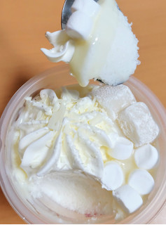 「セブン＆アイ セブンプレミアム ホワイトチョコ大好きな真っ白な白くま カップ245ml」のクチコミ画像 by はるなつひさん