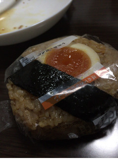 「セブン-イレブン とんこつラーメン御飯と煮玉子おむすび」のクチコミ画像 by kina子いもさん