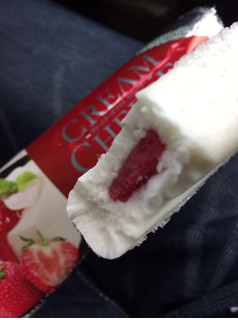 「井村屋 クリームチーズアイス ストロベリー 袋65ml」のクチコミ画像 by kina子いもさん