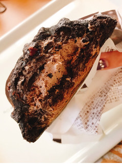 「ローソン 黒いメロンパン ベルギーチョコホイップ」のクチコミ画像 by 野良猫876さん