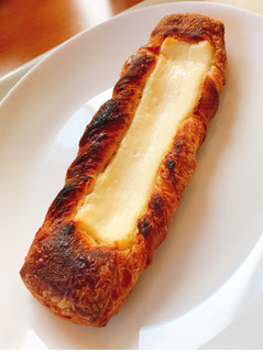 「ファミリーマート ファミマ・ベーカリー コク豊かな北海道クリームチーズのデニッシュ」のクチコミ画像 by 野良猫876さん