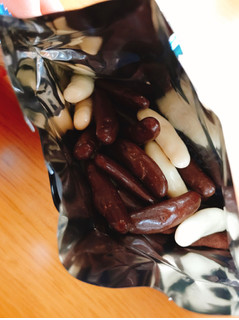 「亀田製菓 亀田の柿の種 チョコ＆ホワイトチョコ 袋77g」のクチコミ画像 by 野良猫876さん