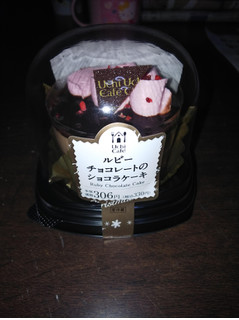 「ローソン Uchi Cafe’ SWEETS ルビーチョコレートのショコラケーキ」のクチコミ画像 by 朝子 水野さん