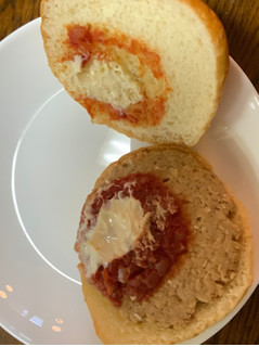 「ヤマザキ ふっくらバーガー 完熟トマト風味ソース＆マヨネーズ 袋1個」のクチコミ画像 by それもたべるさん