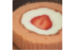 練乳クリームがとろ～。ローソン「プレミアム あまおう苺のロールケーキ」