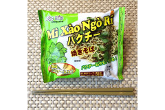 “パクチー”オンリー の「パクチー焼きそば」仕上げにも生パクチーをプラス！