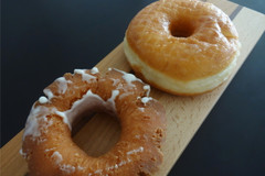 セブン新登場の「ハニーオールドファッション」！ ミスドの「ハニーディップ」と食べ比べ♪