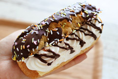 【食べてみた】パフェのようなぜいたく感！  セブンの「チョコバナナエクレア」は食べごたえ抜群！