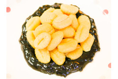 【ウニ…？】カルディの「かぼちゃのニョッキと黒いクリームソース」がインパクトありすぎぃ！