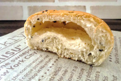 【2個で100円】コスパ神レベル！ 100円ローソン「黒ごまカマンベールチーズパン」は絶対に食べるべき！