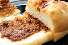 【まるでラザニア！？】セブン「ミートソースサンドパン」の実力に脱帽！