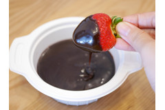 たった30秒でお手軽チョコフォンデュ！ カルディのレンジ用チョコレートフォンデュが激ウマ！