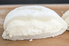 【雪見だいふく？】セブンの新作スイーツが人気すぎ！「レアチーズもち」のクチコミ＆評判まとめ