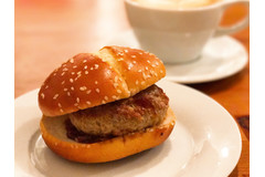 【この肉汁を体感して】いきなりステーキ監修のコンビニハンバーガーが肉肉しい