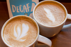 【スタバ】カフェインレスでもコーヒー欲は満たされる？ディカフェを通常のラテと飲み比べ！