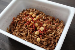 【悲報】ペヤング「チョコレートやきそばギリ」が発売！一平ちゃんとどう違う？