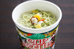 【なんてこった】「カップヌードル抹茶仕立てのシーフード味」がクリーミーで意外と美味しい！