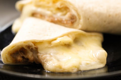 【最高かよ】セブン「ブリトー お好みもちチーズ」はもちチーズがたまらなく美味しい！