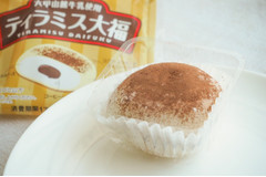 【ハンパない】ぷにモチ食感にあふれるチーズムース！ 100円ローソンの「ティラミス大福」にハマりそう