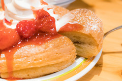 コメダの春限定「小倉ノワール」を食べてみた！和のシロノワールはイチゴソースがとろり