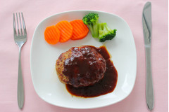 これはスゴイ！鉄板焼きのハンバーグをレンチンで実現！【プレゼントあり】