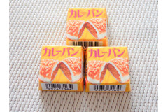 【想像以上の再現度…！】ついにチロルチョコから「カレーパン」が登場