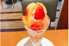 【デニーズ】夏季限定「フレッシュ桃のザ・サンデー」がどこから食べても桃づくしで絶品！