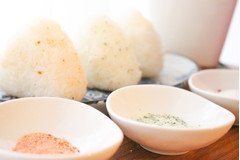 【意外とハマる】フレーバーソルトで作る進化形塩おにぎり！ パクチーや桜えびの塩でひと味違った体験を