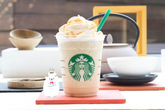 【スタバの本気】5種の茶葉をブレンド！『ほうじ茶クリームフラペチーノ with キャラメルソース』