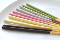 お土産におすすめは「マンゴーポッキー」。海外ポッキー＆プリッツ10種くらべ。