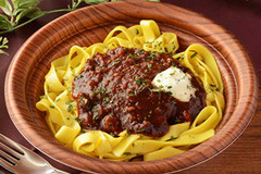 【ほろりと崩れる食感】ローソン「じっくり煮込んだ牛ほほ肉のボロネーゼ」新発売