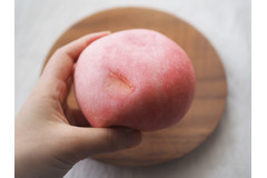 味も見た目も“桃”すぎる！デイリーヤマザキ「ネクターピーチクリームパン」