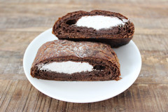 たっぷりのふんわりクリーム♪ファミリマート「しっとりショコラブレッド」