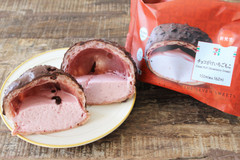 【ザクもち食感】セブンイレブン『チョコがけいちごもこ』！濃厚チョコにいちごの酸味が合う