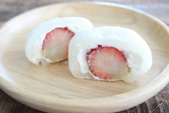 【インスタで話題に！】ローソン「まるごと苺クリーム大福」の断面が美しすぎる！