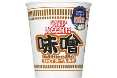 日清「カップヌードル 味噌」ショウガとニンニクでアクセントきかせた濃厚仕立て！